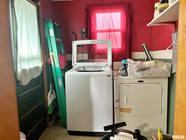 laundry room featuring washer and clothes dryer and light tile patterned flooring