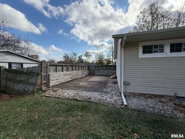 view of yard featuring a patio