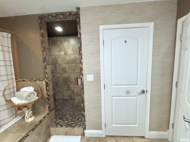 bathroom featuring a tile shower