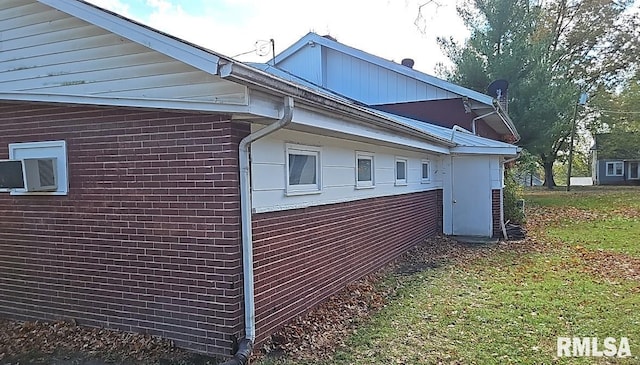 view of side of property featuring a lawn