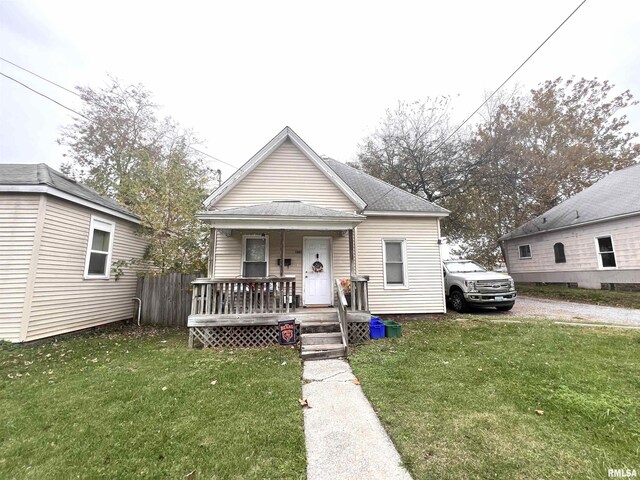 416 S Washington St, Carbondale, IL 62901 - shotgun-style home featuring covered porch and a front yard