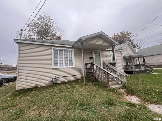 416 S Washington St, Carbondale, IL 62901 - view of front of property featuring a front yard and a chimney