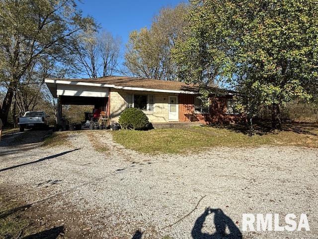 40 Crockett Rd, Carbondale, IL 62901 - view of front of property featuring driveway and a carport