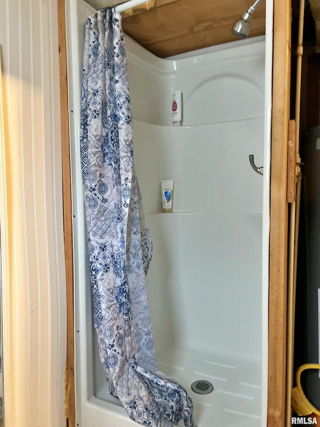 bathroom featuring a shower with shower curtain