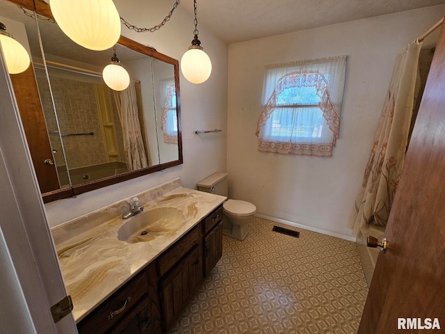 full bathroom featuring shower / tub combo with curtain, vanity, and toilet