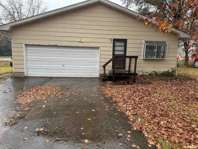 309 E Gelston St, Valier, IL 62891 - view of front facade featuring asphalt driveway
