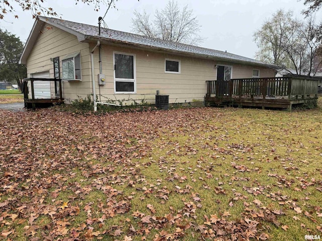 309 E Gelston St, Valier, IL 62891 - back of property featuring a wooden deck and a yard