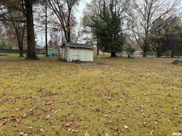 view of yard featuring a storage shed