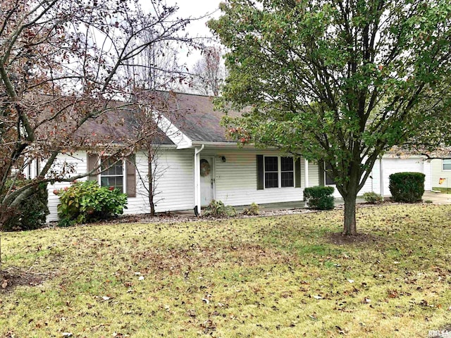 ranch-style home featuring a front lawn