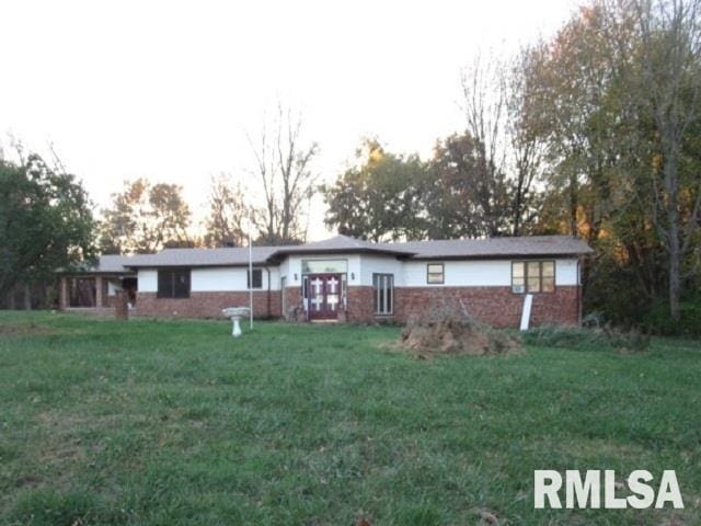 view of front of home featuring a front lawn