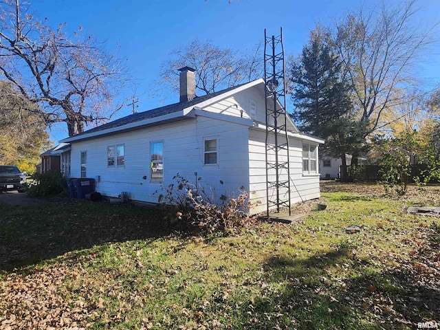 view of side of property featuring a lawn