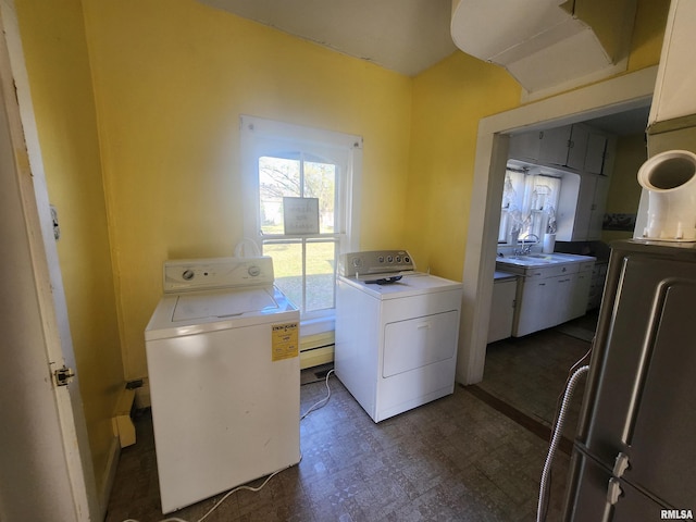 washroom featuring sink and washing machine and clothes dryer