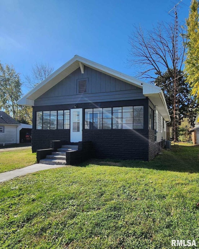 view of front of house with a front lawn