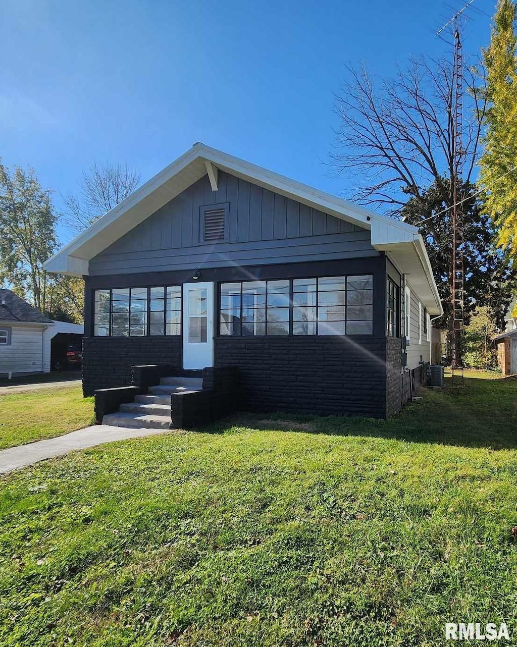 view of front of house with a front lawn