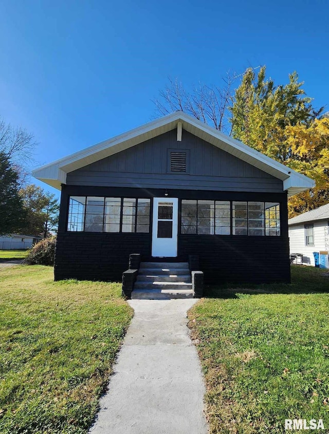 view of front of property with a front lawn