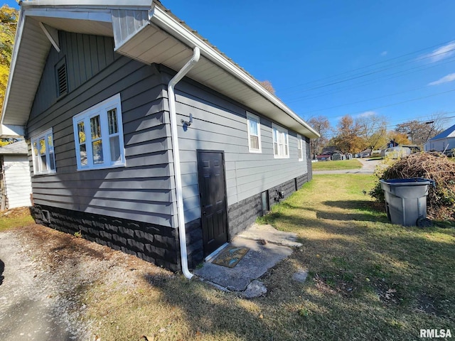 view of side of property featuring a lawn