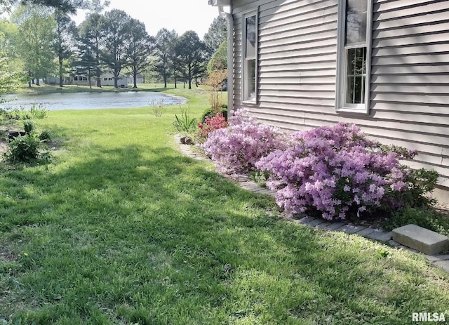 view of yard featuring a water view