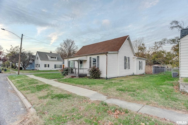 view of front of house featuring a front yard