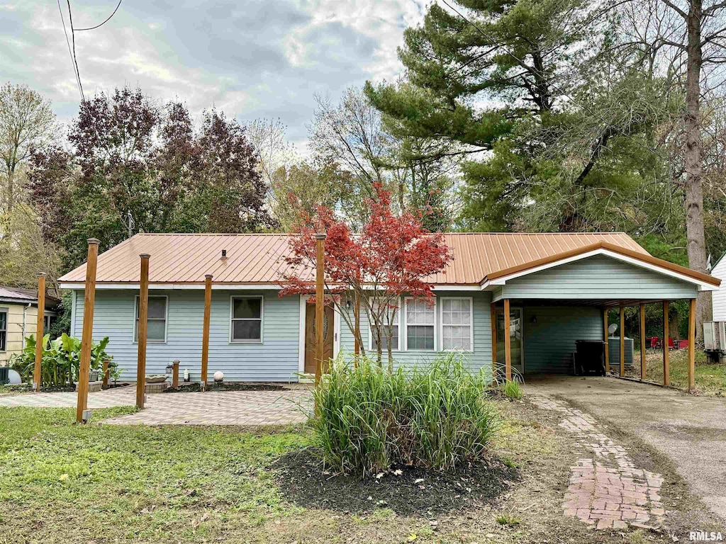 view of front of property featuring a carport