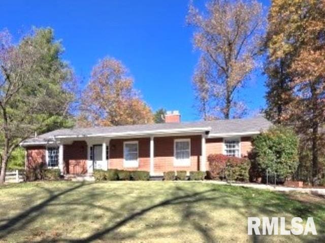 ranch-style house featuring a front lawn