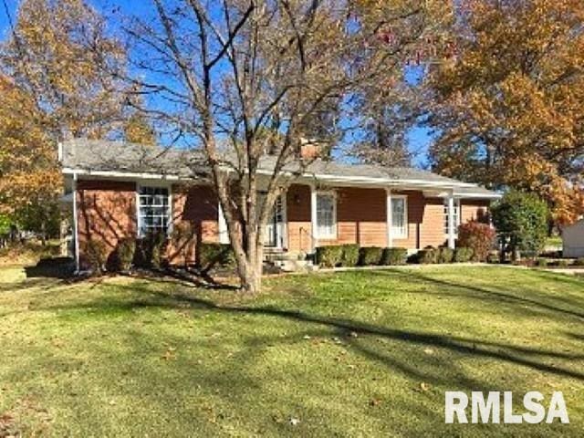 single story home featuring a front lawn