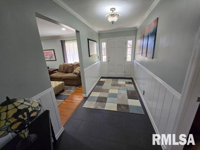 foyer entrance featuring hardwood / wood-style floors and crown molding