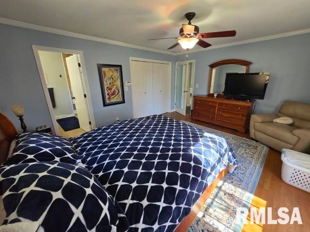 bedroom featuring crown molding, ceiling fan, a closet, and wood-type flooring