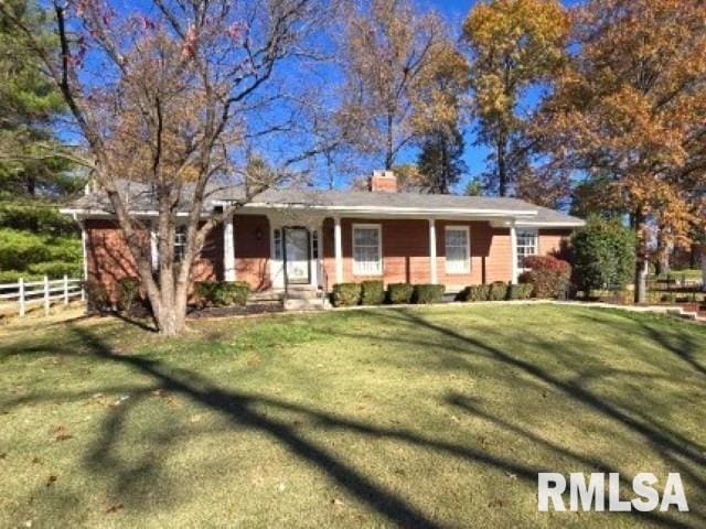 ranch-style house with a front yard