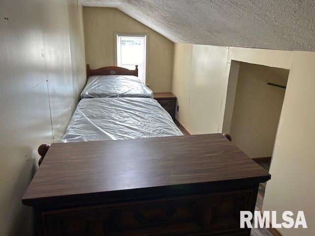 102 W 3rd St, Ina, IL 62846 - bedroom featuring lofted ceiling and a textured ceiling