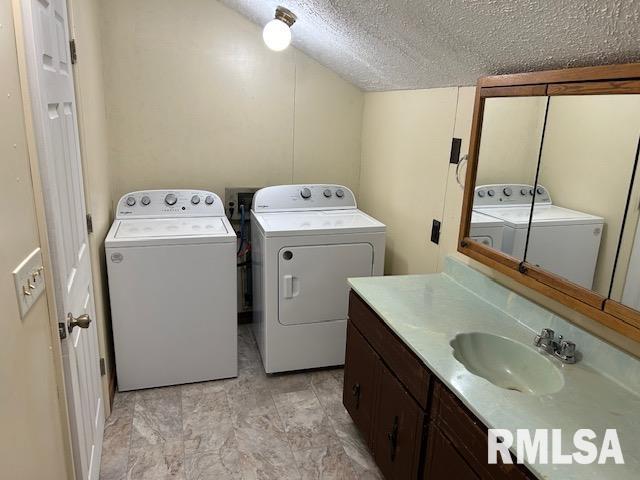 102 W 3rd St, Ina, IL 62846 - laundry area featuring washing machine and clothes dryer and a textured ceiling