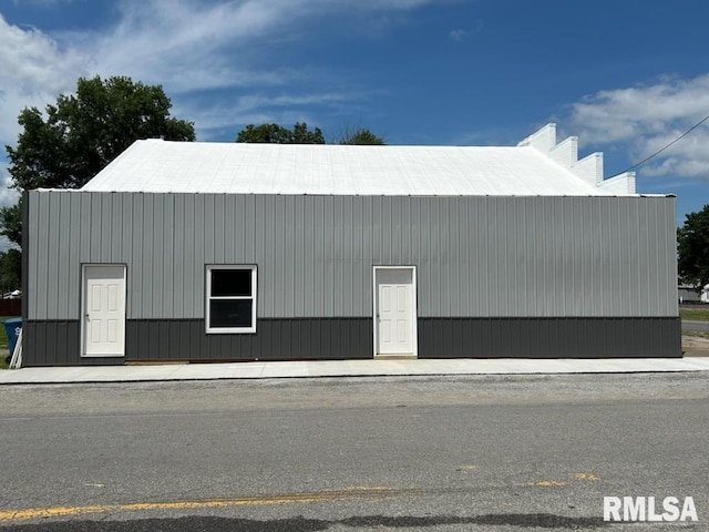 102 W 3rd St, Ina, IL 62846 - view of property exterior