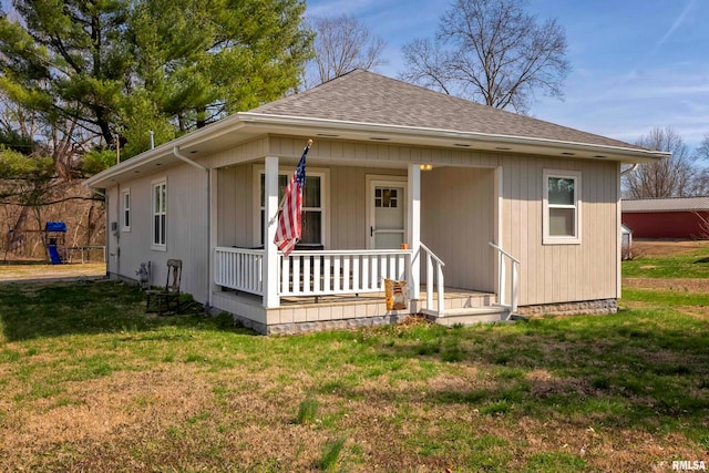 view of front of house featuring a porch and a front lawn