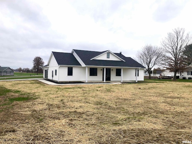 view of front facade with a front lawn