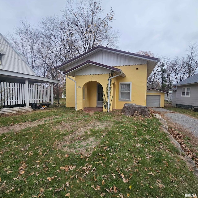 view of front facade with a front yard and an outdoor structure