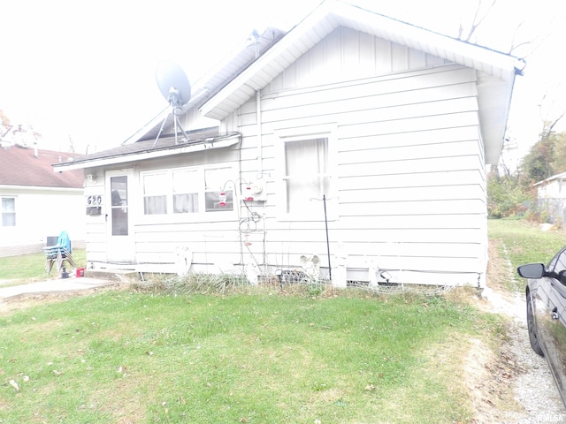 back of house featuring a yard