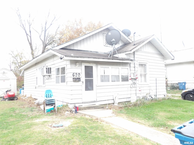 view of front of house with a front lawn