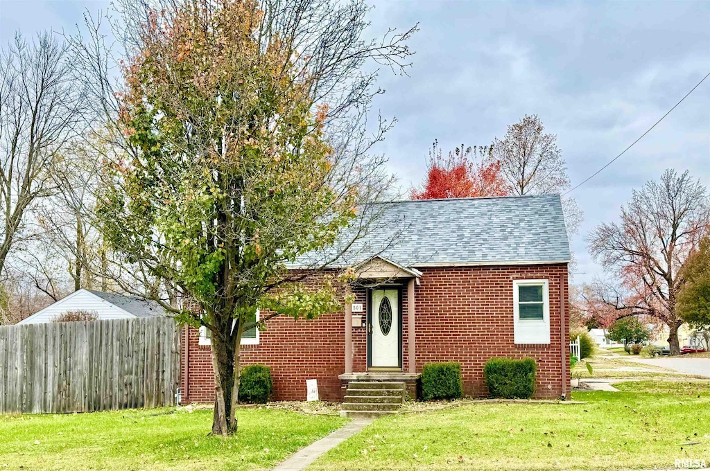 view of front of property featuring a front lawn