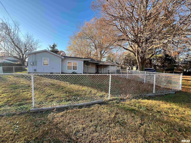 view of front of property featuring a front lawn