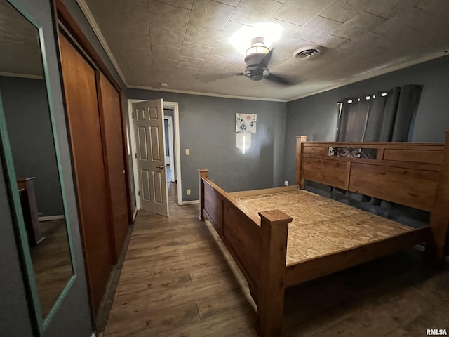 202 S Elm St, Cambria, IL 62915 - bedroom featuring wood finished floors, crown molding, and baseboards