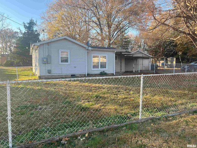 view of front of property with a front lawn