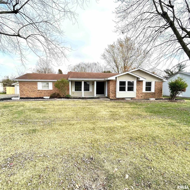 single story home with a front lawn