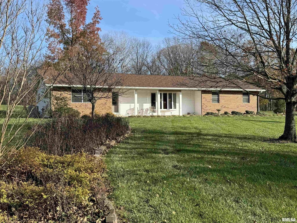 415 Oak St, Cobden, IL 62920 - ranch-style house with a front lawn