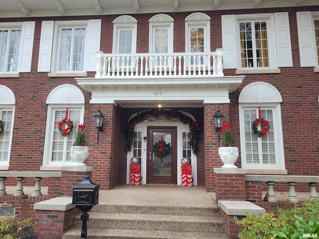 property entrance featuring a balcony