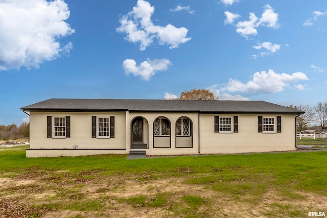 single story home featuring a front lawn