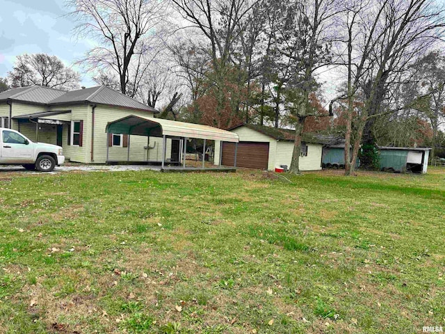 view of front of home featuring a front lawn, a garage, an outdoor structure, and a carport