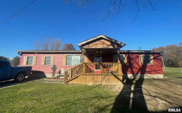 view of front of house with covered porch and a front yard