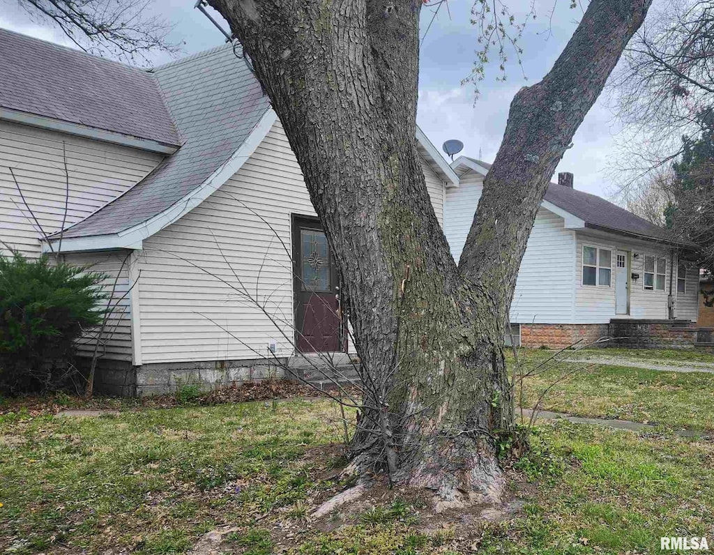 view of side of property featuring a yard