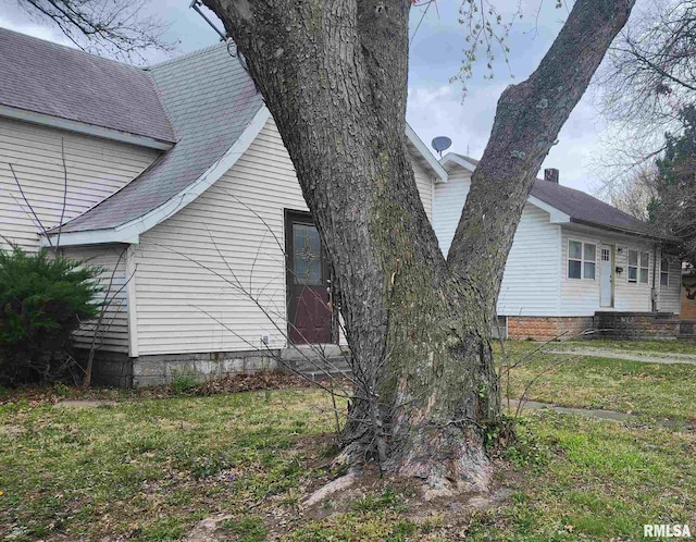 view of side of property featuring a yard