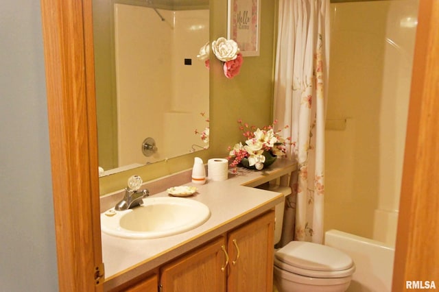 full bathroom featuring vanity, shower / bathtub combination with curtain, and toilet