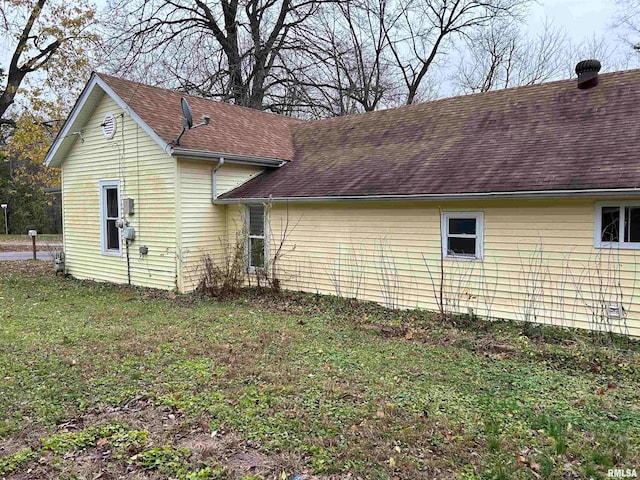 view of side of property featuring a lawn